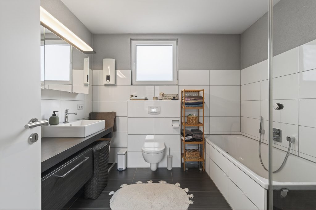 HUST Immobilien GmbH & Co. KG - Immobilienangebot - Jockgrim - Alle - Gepflegtes Zweifamilienhaus mit zwei Garagen und großem Grundstück