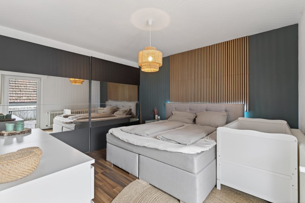 HUST Immobilien GmbH & Co. KG - Immobilienangebot - Jockgrim - Alle - Gepflegtes Zweifamilienhaus mit zwei Garagen und großem Grundstück