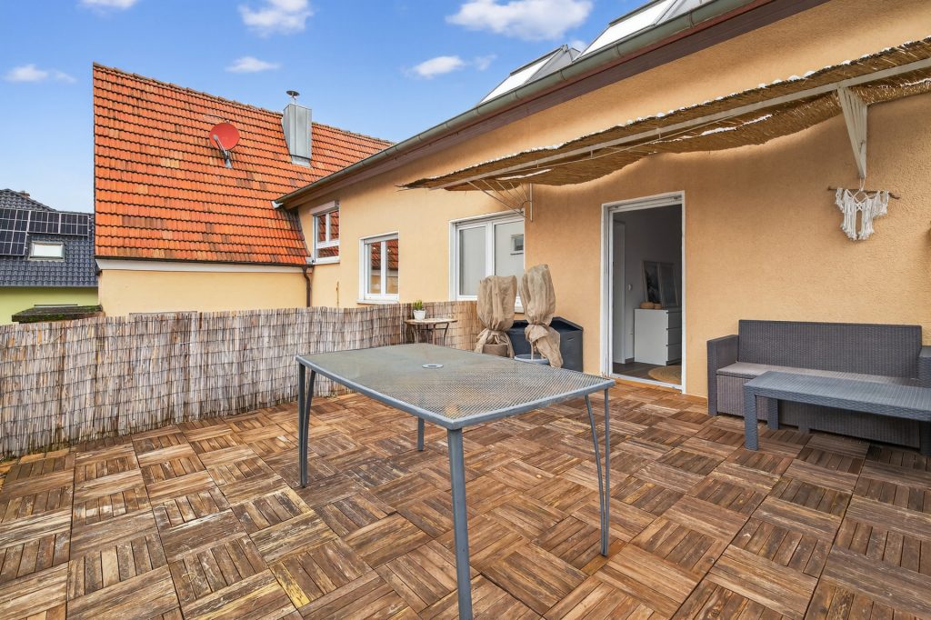 HUST Immobilien GmbH & Co. KG - Immobilienangebot - Jockgrim - Alle - Gepflegtes Zweifamilienhaus mit zwei Garagen und großem Grundstück