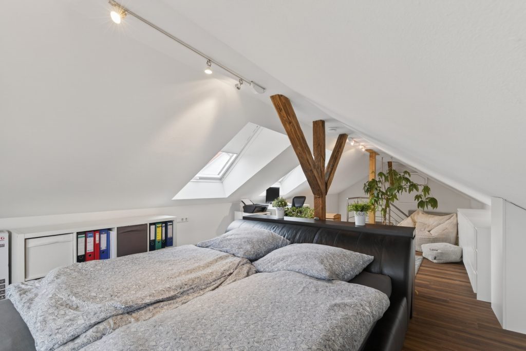 HUST Immobilien GmbH & Co. KG - Immobilienangebot - Jockgrim - Alle - Gepflegtes Zweifamilienhaus mit zwei Garagen und großem Grundstück
