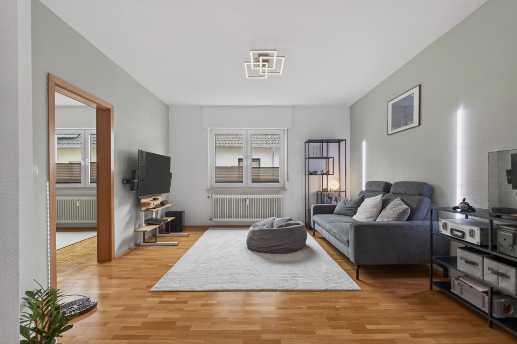HUST Immobilien GmbH & Co. KG - Immobilienangebot - Jockgrim - Alle - Gepflegtes Zweifamilienhaus mit zwei Garagen und großem Grundstück