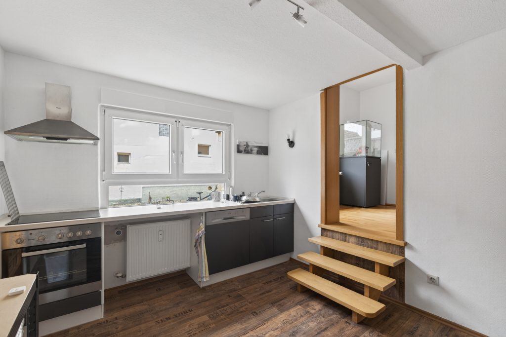 HUST Immobilien GmbH & Co. KG - Immobilienangebot - Jockgrim - Alle - Gepflegtes Zweifamilienhaus mit zwei Garagen und großem Grundstück