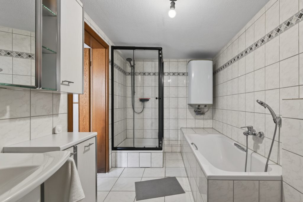 HUST Immobilien GmbH & Co. KG - Immobilienangebot - Jockgrim - Alle - Gepflegtes Zweifamilienhaus mit zwei Garagen und großem Grundstück