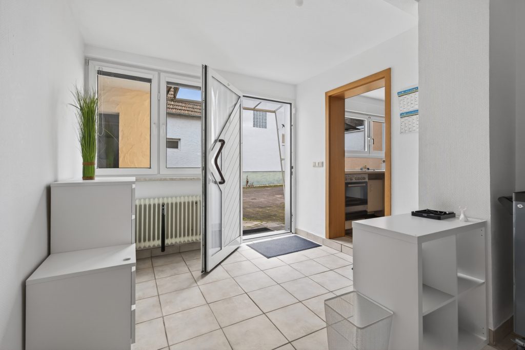 HUST Immobilien GmbH & Co. KG - Immobilienangebot - Jockgrim - Alle - Gepflegtes Zweifamilienhaus mit zwei Garagen und großem Grundstück