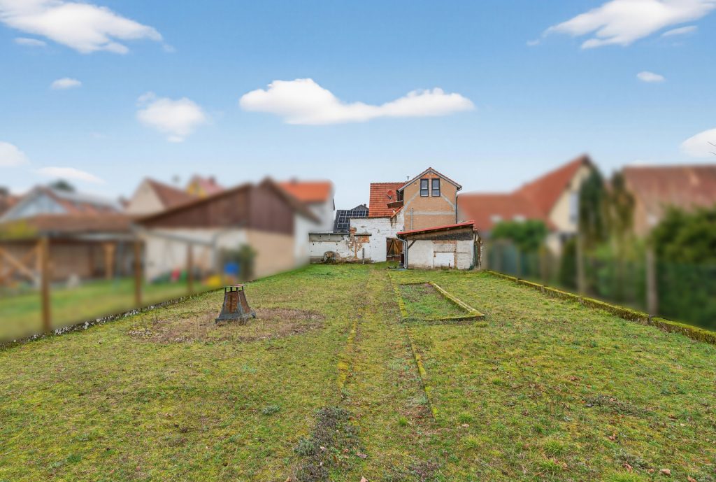 HUST Immobilien GmbH & Co. KG - Immobilienangebot - Jockgrim - Alle - Gepflegtes Zweifamilienhaus mit zwei Garagen und großem Grundstück