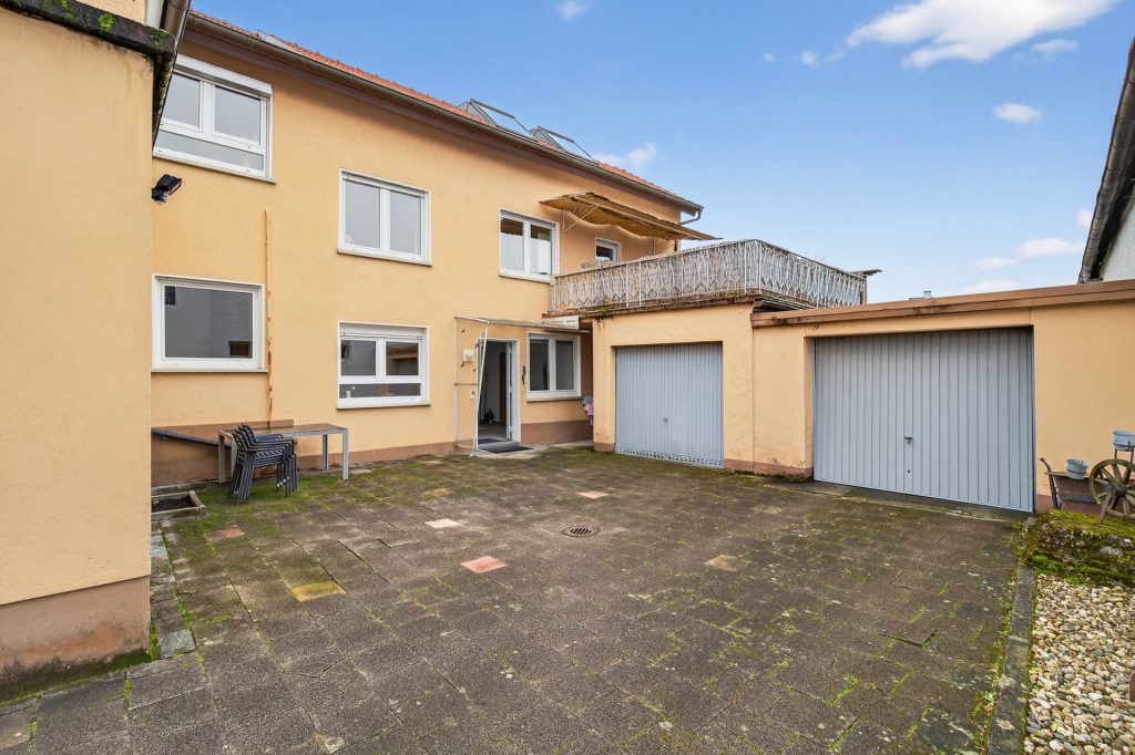 HUST Immobilien GmbH & Co. KG - Immobilienangebot - Jockgrim - Alle - Gepflegtes Zweifamilienhaus mit zwei Garagen und großem Grundstück