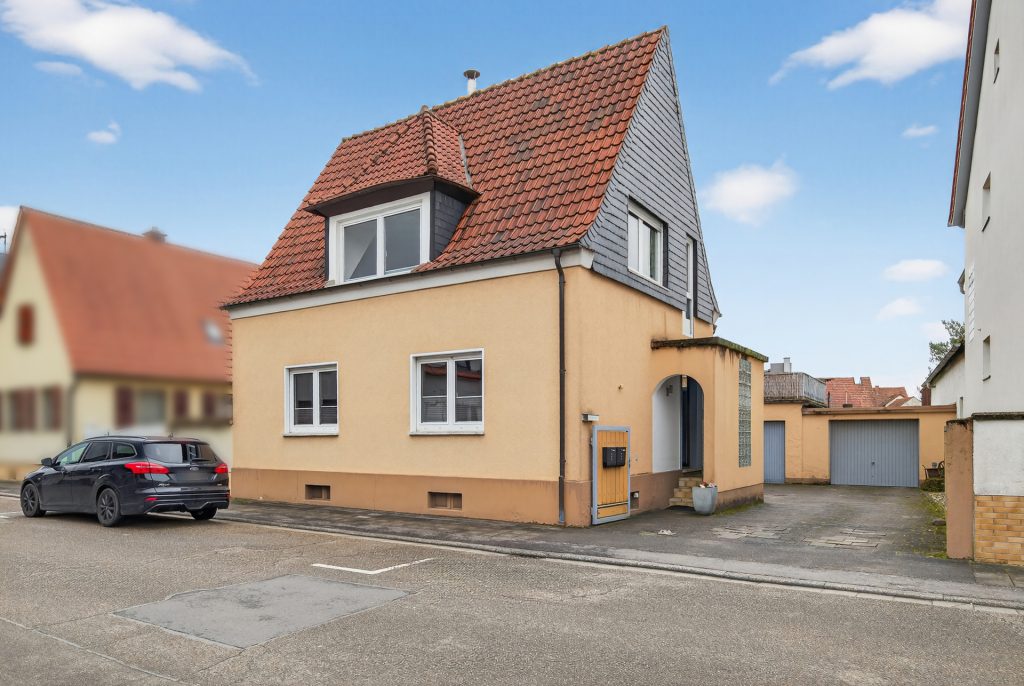 HUST Immobilien GmbH & Co. KG - Immobilienangebot - Jockgrim - Alle - Gepflegtes Zweifamilienhaus mit zwei Garagen und großem Grundstück