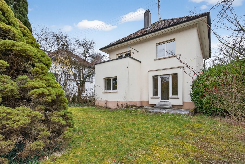 Rückansicht HUST Immobilien GmbH & Co. KG - Immobilienangebot - Karlsruhe - Alle - Ihr neues charmantes Zuhause mit Garten und Ausbaupotenzial in Karlsruhe Rüppurr