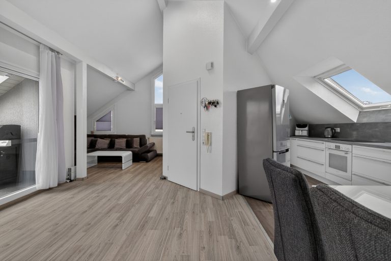 HUST Immobilien GmbH & Co. KG - Immobilienangebot - Karlsruhe / Grünwinkel - Alle - Wohnen über den Dächern von Grünwinkel – stilvolle Dachgeschosswohnung mit Terrasse & Garage