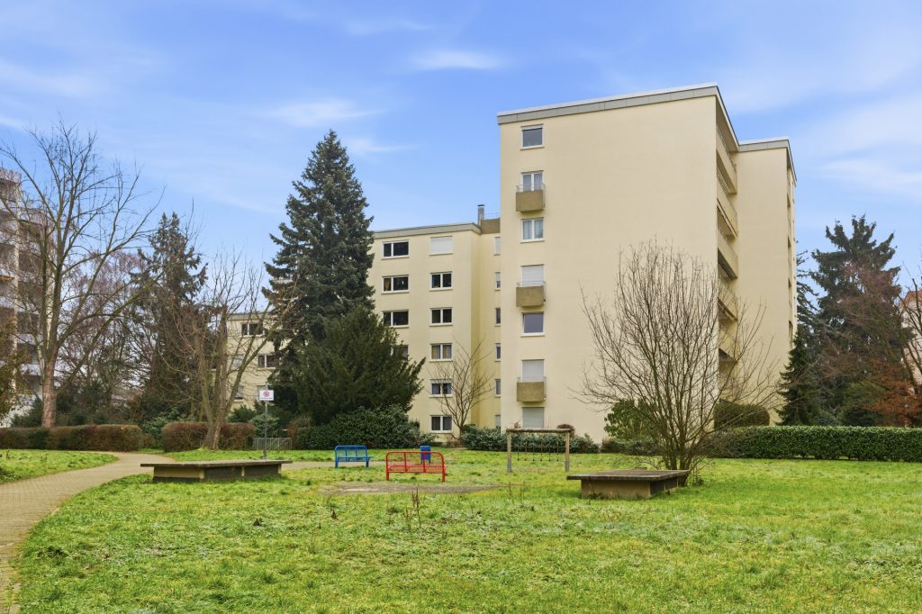 HUST Immobilien GmbH & Co. KG - Immobilienangebot - Weinheim - Alle - Großzügig wohnen mit Balkon und Aufzug – 4,5-Zimmer-Eigentumswohnung in Weinheim