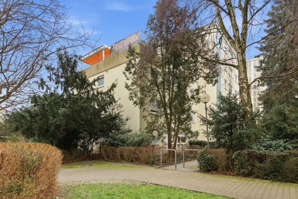 HUST Immobilien GmbH & Co. KG - Immobilienangebot - Weinheim - Alle - Großzügig wohnen mit Balkon und Aufzug – 4,5-Zimmer-Eigentumswohnung in Weinheim