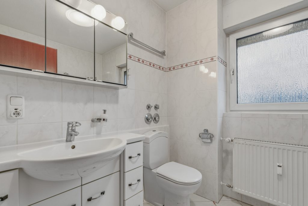 HUST Immobilien GmbH & Co. KG - Immobilienangebot - Weinheim - Alle - Großzügig wohnen mit Balkon und Aufzug – 4,5-Zimmer-Eigentumswohnung in Weinheim
