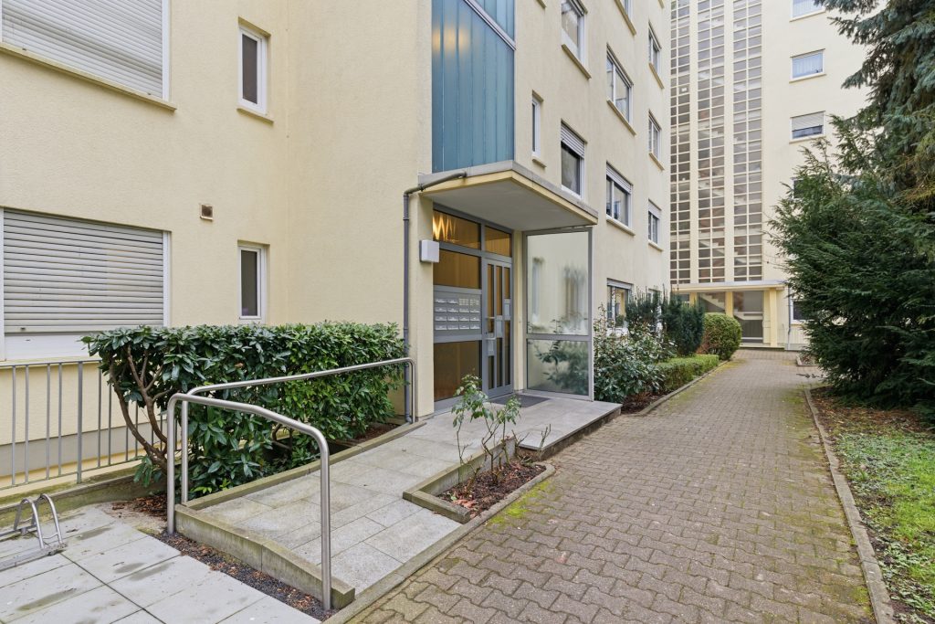 HUST Immobilien GmbH & Co. KG - Immobilienangebot - Weinheim - Alle - Großzügig wohnen mit Balkon und Aufzug – 4,5-Zimmer-Eigentumswohnung in Weinheim