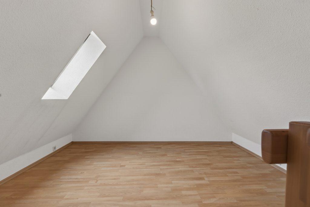 HUST Immobilien GmbH & Co. KG - Immobilienangebot - Karlsruhe / Durlach - Alle - Historischer Charme trifft Rendite – Denkmalgeschützte Dachgeschosswohnung in Karlsruhe-Durlach
