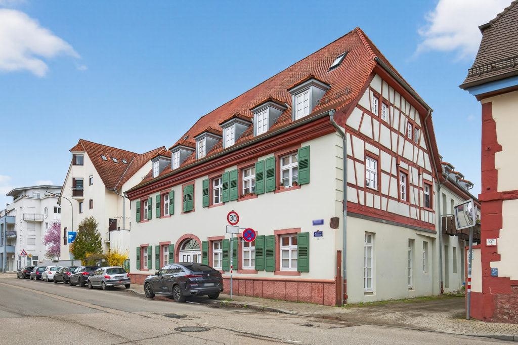 HUST Immobilien GmbH & Co. KG - Immobilienangebot - Karlsruhe / Durlach - Alle - Historischer Charme trifft Rendite – Denkmalgeschützte Dachgeschosswohnung in Karlsruhe-Durlach