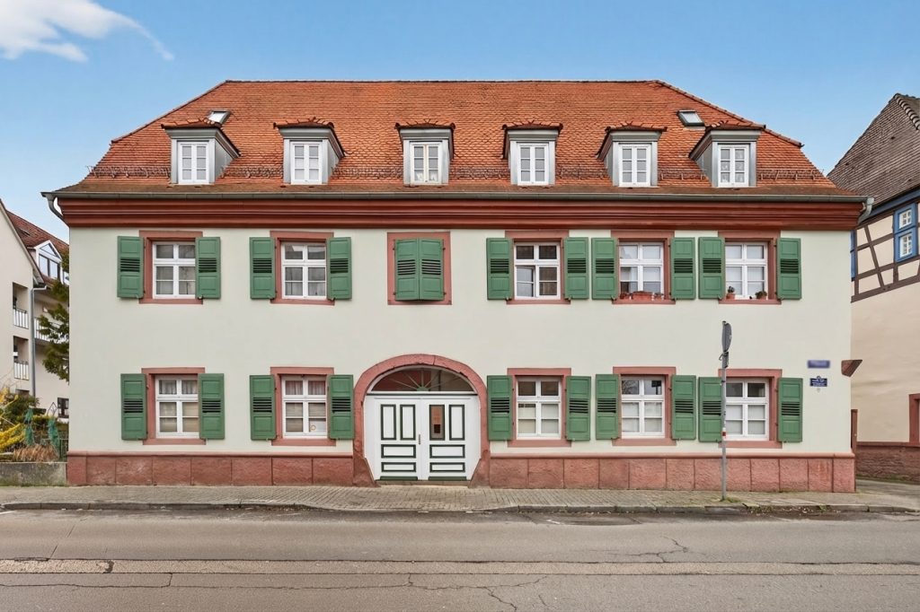HUST Immobilien GmbH & Co. KG - Immobilienangebot - Karlsruhe / Durlach - Alle - Historischer Charme trifft Rendite – Denkmalgeschützte Dachgeschosswohnung in Karlsruhe-Durlach