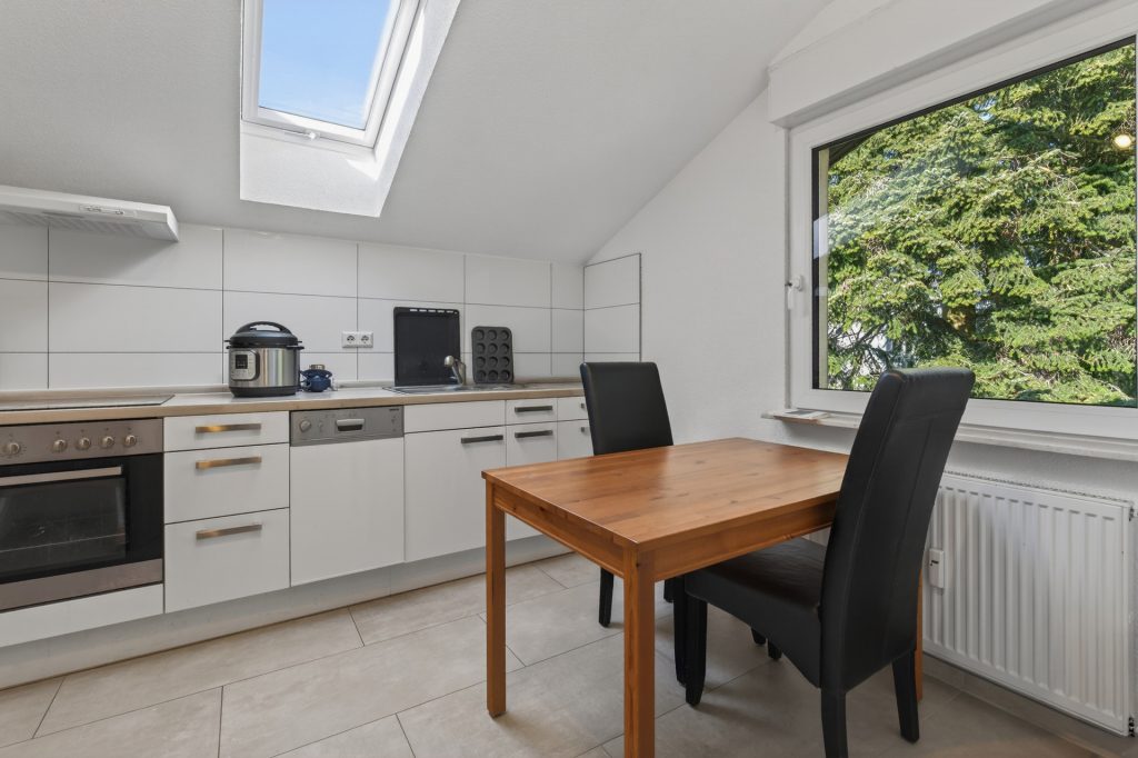 HUST Immobilien GmbH & Co. KG - Immobilienangebot - Pforzheim - Alle - Modernes Wohnglück in zweiter Reihe: Kernsaniertes Zweifamilienhaus mit ELW und Gartenidylle
