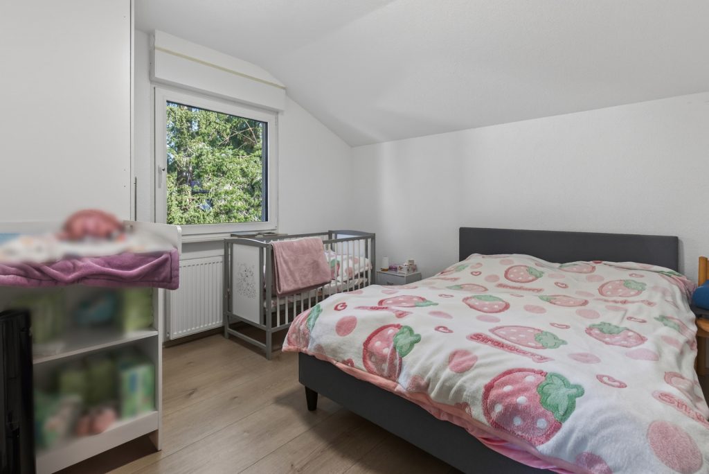 HUST Immobilien GmbH & Co. KG - Immobilienangebot - Pforzheim - Alle - Modernes Wohnglück in zweiter Reihe: Kernsaniertes Zweifamilienhaus mit ELW und Gartenidylle