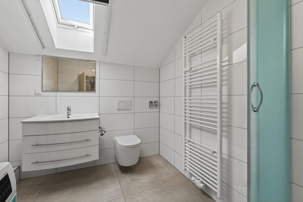 HUST Immobilien GmbH & Co. KG - Immobilienangebot - Pforzheim - Alle - Modernes Wohnglück in zweiter Reihe: Kernsaniertes Zweifamilienhaus mit ELW und Gartenidylle