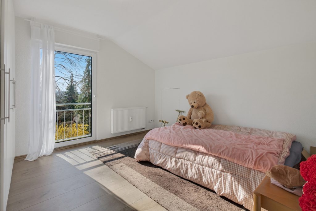 HUST Immobilien GmbH & Co. KG - Immobilienangebot - Pforzheim - Alle - Modernes Wohnglück in zweiter Reihe: Kernsaniertes Zweifamilienhaus mit ELW und Gartenidylle