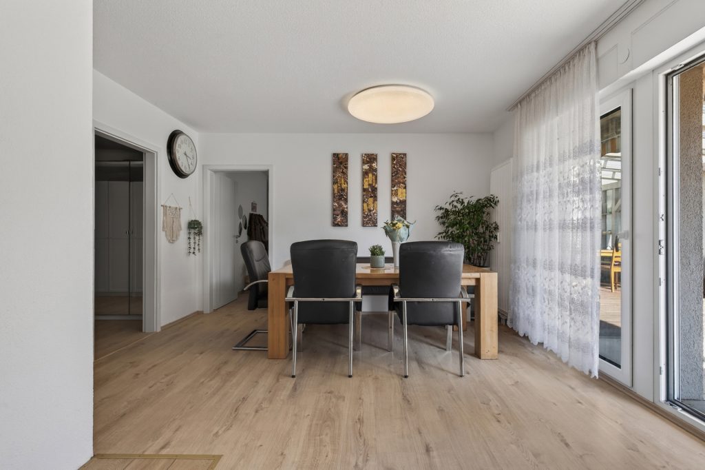 HUST Immobilien GmbH & Co. KG - Immobilienangebot - Pforzheim - Alle - Modernes Wohnglück in zweiter Reihe: Kernsaniertes Zweifamilienhaus mit ELW und Gartenidylle