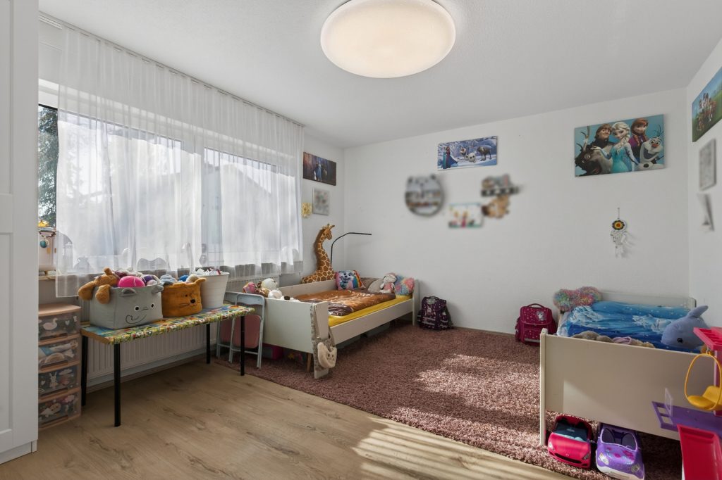 HUST Immobilien GmbH & Co. KG - Immobilienangebot - Pforzheim - Alle - Modernes Wohnglück in zweiter Reihe: Kernsaniertes Zweifamilienhaus mit ELW und Gartenidylle
