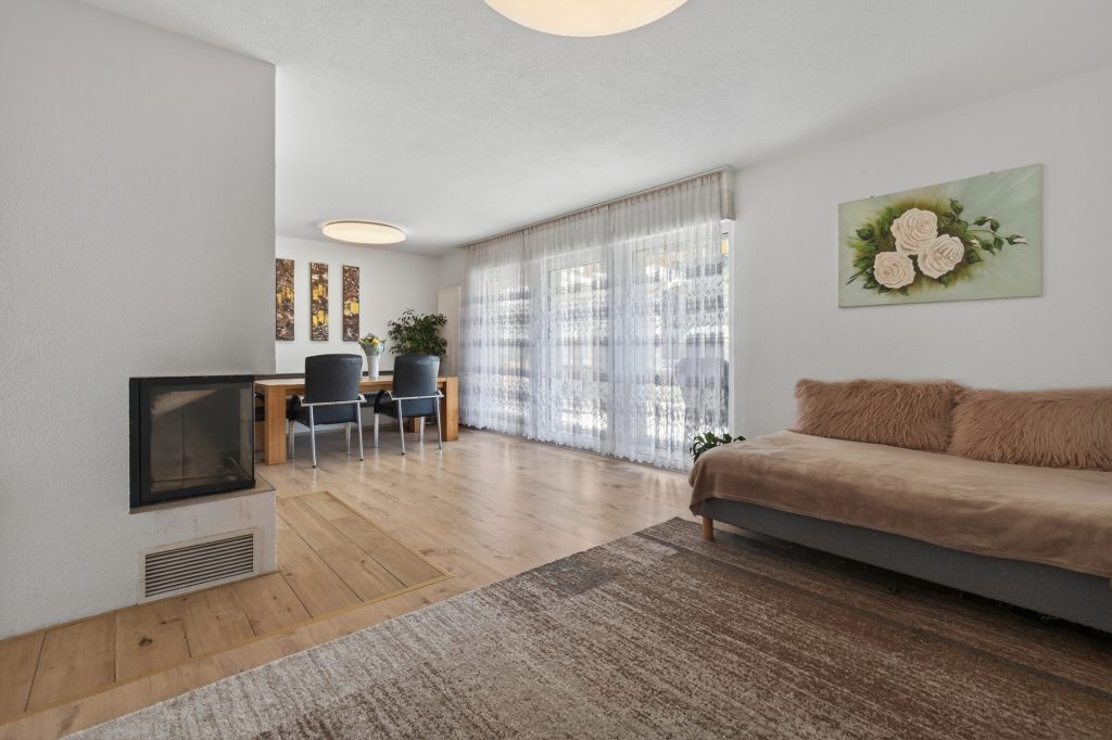 HUST Immobilien GmbH & Co. KG - Immobilienangebot - Pforzheim - Alle - Modernes Wohnglück in zweiter Reihe: Kernsaniertes Zweifamilienhaus mit ELW und Gartenidylle