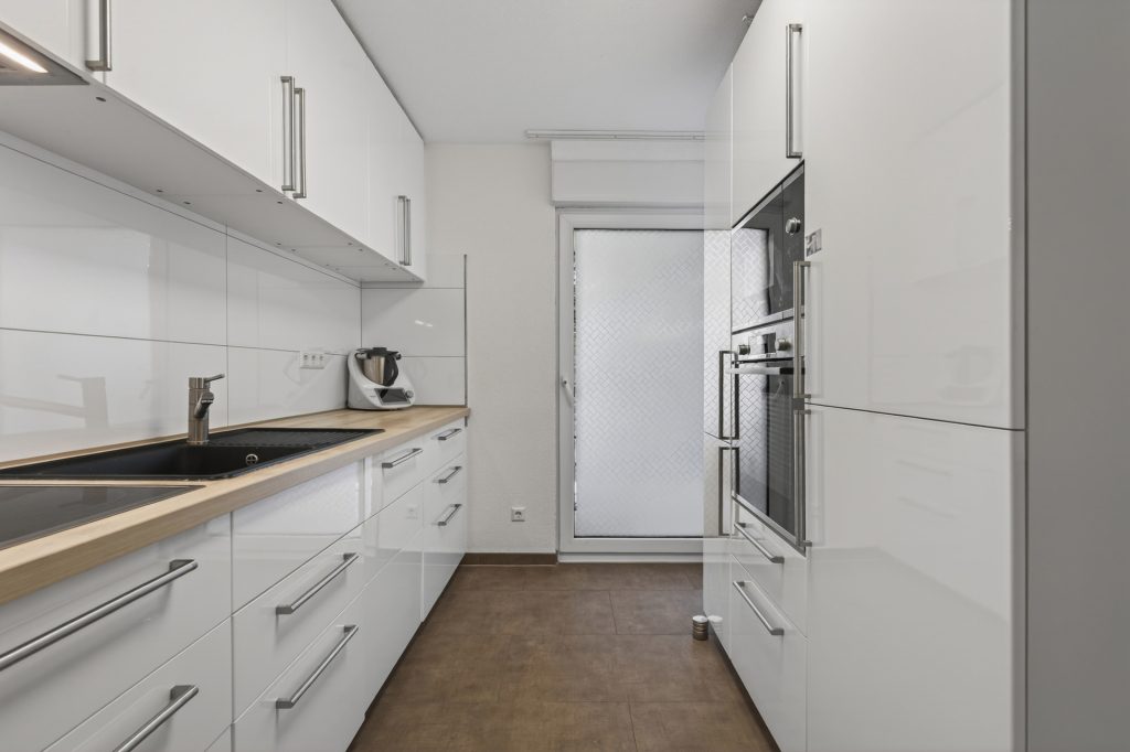 HUST Immobilien GmbH & Co. KG - Immobilienangebot - Pforzheim - Alle - Modernes Wohnglück in zweiter Reihe: Kernsaniertes Zweifamilienhaus mit ELW und Gartenidylle