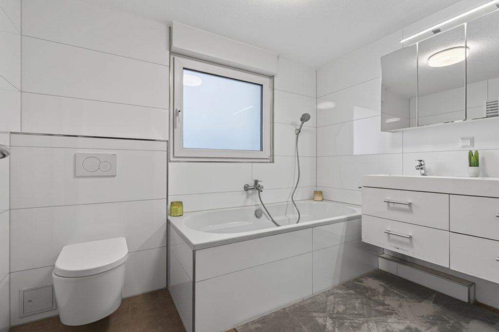 HUST Immobilien GmbH & Co. KG - Immobilienangebot - Pforzheim - Alle - Modernes Wohnglück in zweiter Reihe: Kernsaniertes Zweifamilienhaus mit ELW und Gartenidylle