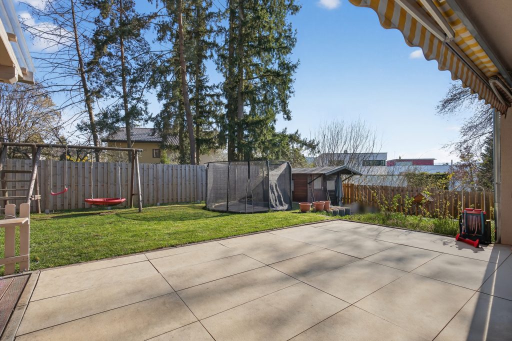 HUST Immobilien GmbH & Co. KG - Immobilienangebot - Pforzheim - Alle - Modernes Wohnglück in zweiter Reihe: Kernsaniertes Zweifamilienhaus mit ELW und Gartenidylle