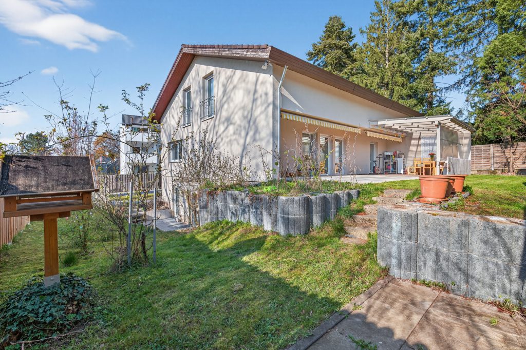 HUST Immobilien GmbH & Co. KG - Immobilienangebot - Pforzheim - Alle - Modernes Wohnglück in zweiter Reihe: Kernsaniertes Zweifamilienhaus mit ELW und Gartenidylle