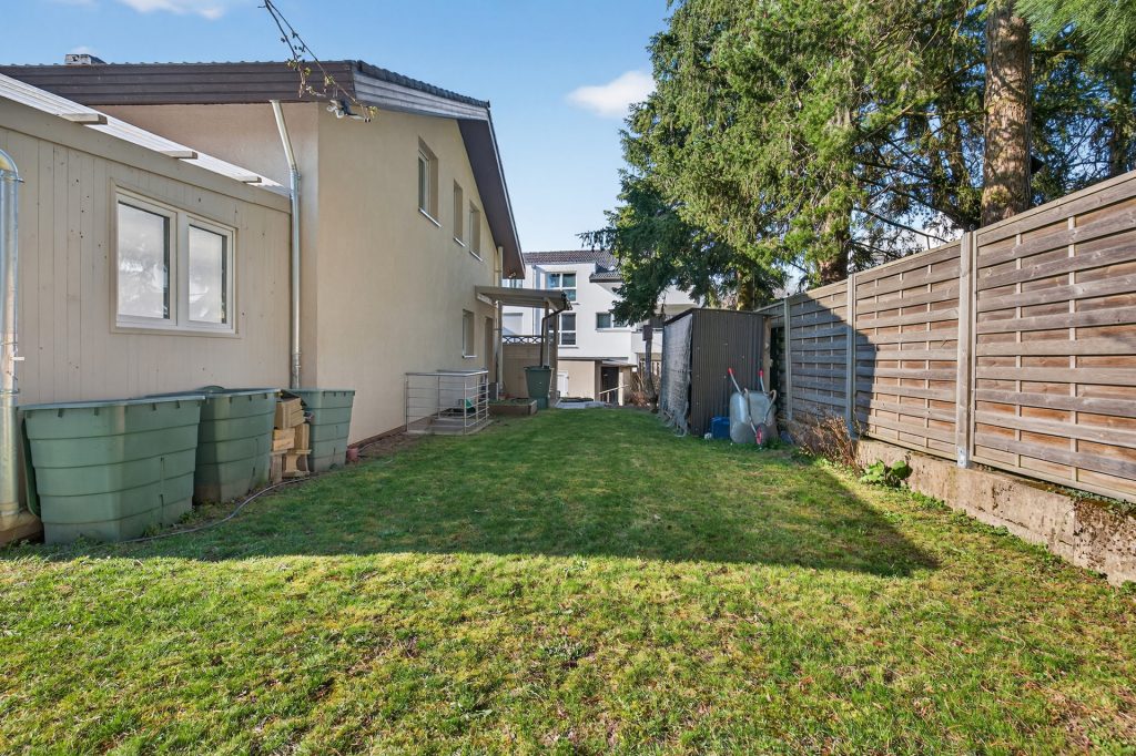 HUST Immobilien GmbH & Co. KG - Immobilienangebot - Pforzheim - Alle - Modernes Wohnglück in zweiter Reihe: Kernsaniertes Zweifamilienhaus mit ELW und Gartenidylle