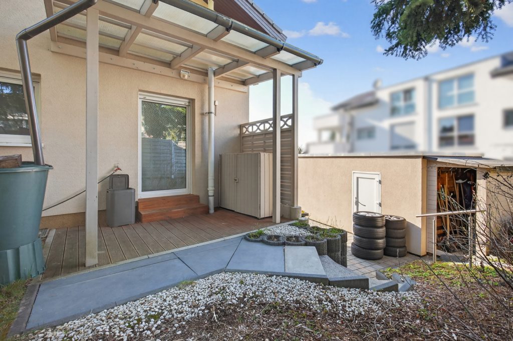 HUST Immobilien GmbH & Co. KG - Immobilienangebot - Pforzheim - Alle - Modernes Wohnglück in zweiter Reihe: Kernsaniertes Zweifamilienhaus mit ELW und Gartenidylle