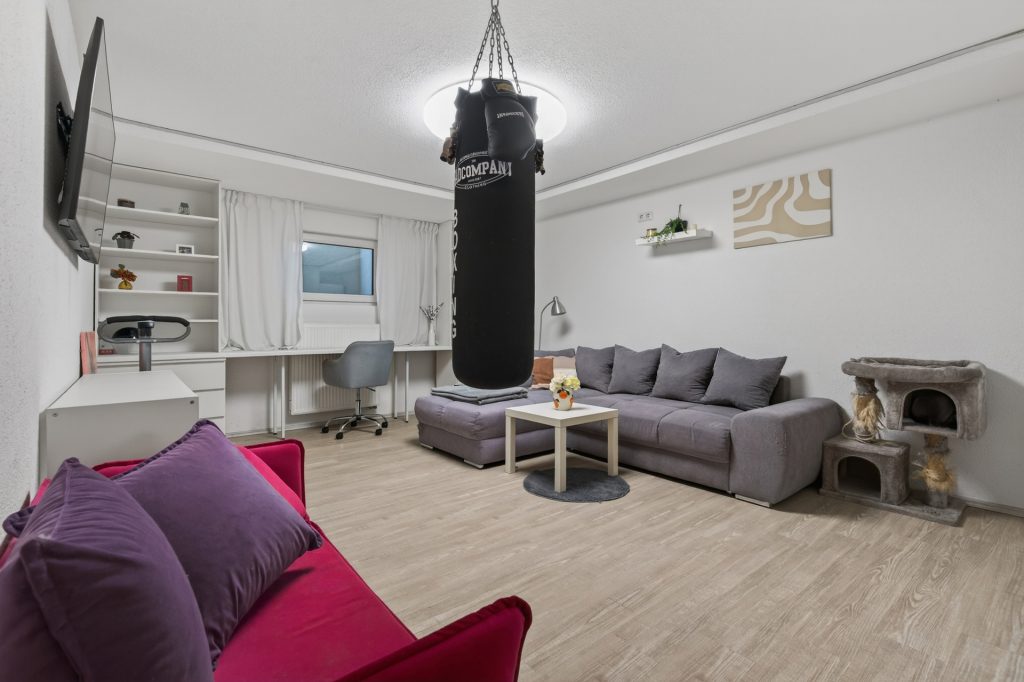 HUST Immobilien GmbH & Co. KG - Immobilienangebot - Pforzheim - Alle - Modernes Wohnglück in zweiter Reihe: Kernsaniertes Zweifamilienhaus mit ELW und Gartenidylle