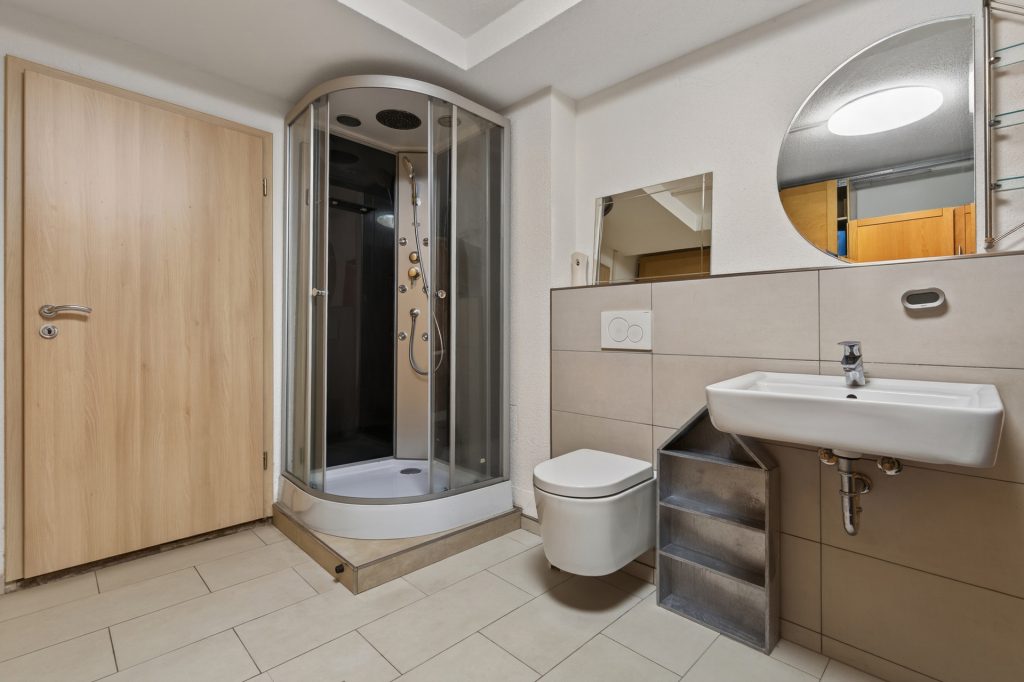 HUST Immobilien GmbH & Co. KG - Immobilienangebot - Pforzheim - Alle - Modernes Wohnglück in zweiter Reihe: Kernsaniertes Zweifamilienhaus mit ELW und Gartenidylle