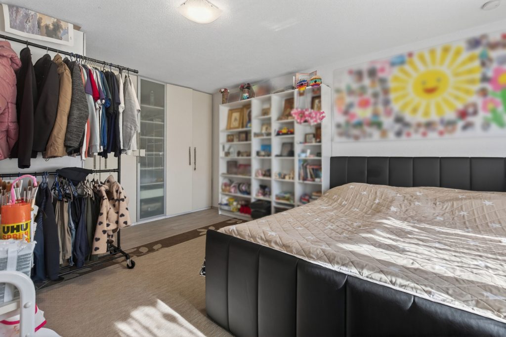 HUST Immobilien GmbH & Co. KG - Immobilienangebot - Pforzheim - Alle - Modernes Wohnglück in zweiter Reihe: Kernsaniertes Zweifamilienhaus mit ELW und Gartenidylle