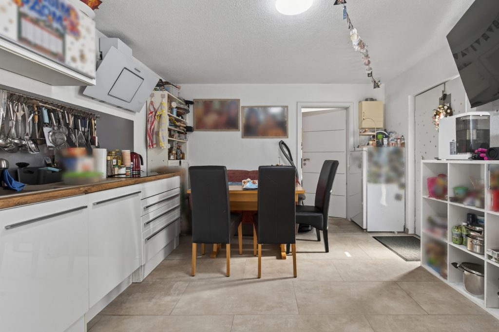 HUST Immobilien GmbH & Co. KG - Immobilienangebot - Pforzheim - Alle - Modernes Wohnglück in zweiter Reihe: Kernsaniertes Zweifamilienhaus mit ELW und Gartenidylle