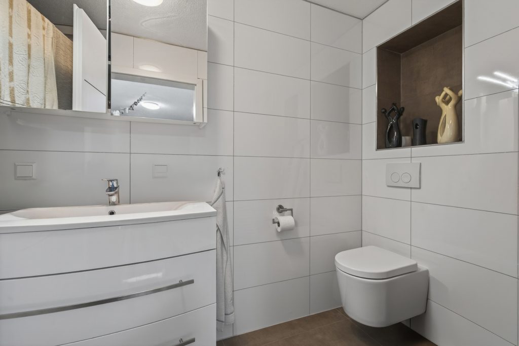 HUST Immobilien GmbH & Co. KG - Immobilienangebot - Pforzheim - Alle - Modernes Wohnglück in zweiter Reihe: Kernsaniertes Zweifamilienhaus mit ELW und Gartenidylle