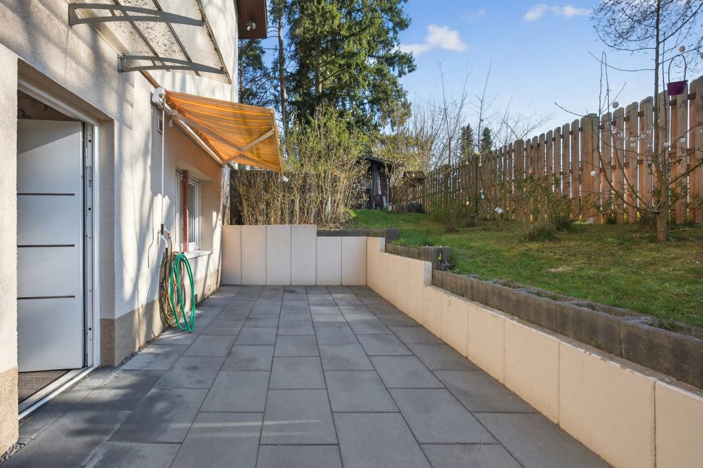 HUST Immobilien GmbH & Co. KG - Immobilienangebot - Pforzheim - Alle - Modernes Wohnglück in zweiter Reihe: Kernsaniertes Zweifamilienhaus mit ELW und Gartenidylle