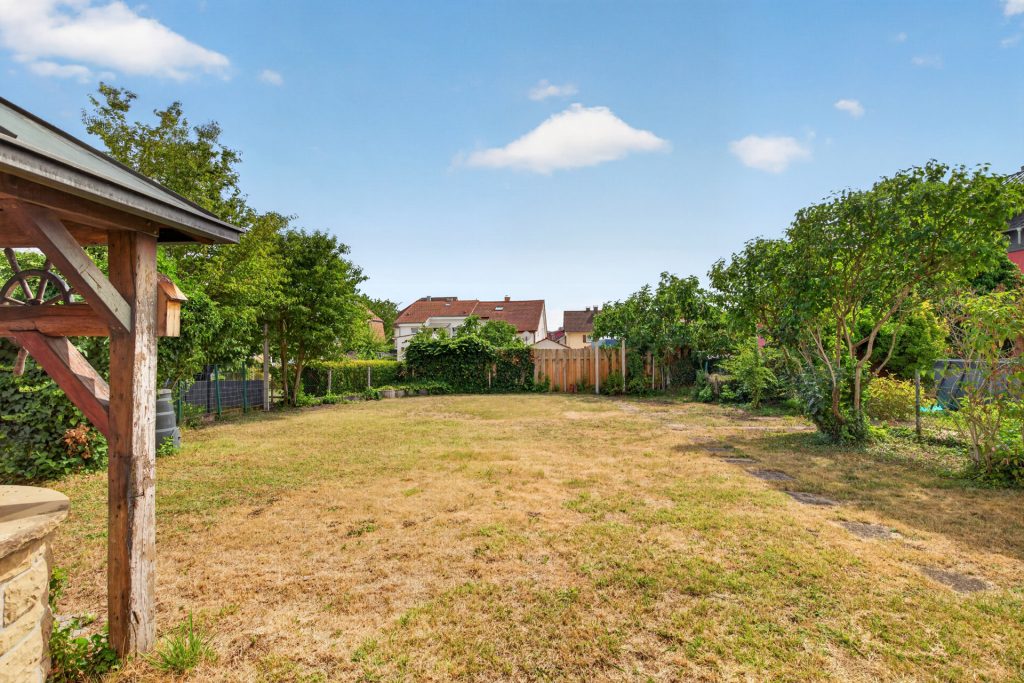HUST Immobilien GmbH & Co. KG - Immobilienangebot - Bretten - Häuser - Technik erledigt, Zukunft offen: Einfamilienhaus mit Garten und riesiger Terrasse - sofort frei