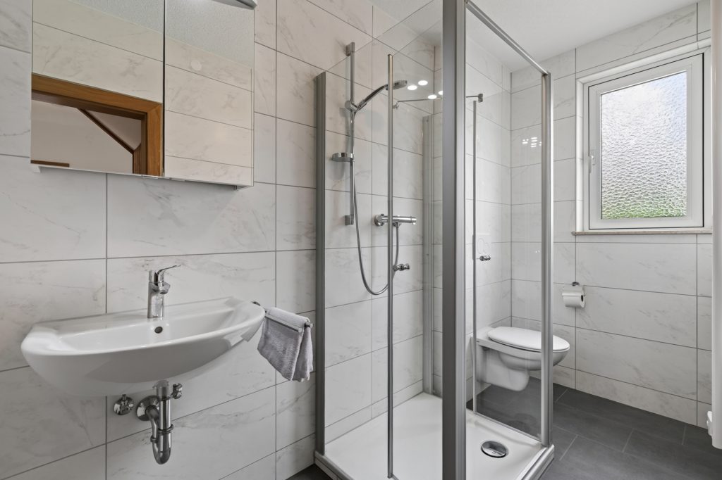 HUST Immobilien GmbH & Co. KG - Immobilienangebot - Bretten - Häuser - Technik erledigt, Zukunft offen: Einfamilienhaus mit Garten und riesiger Terrasse - sofort frei