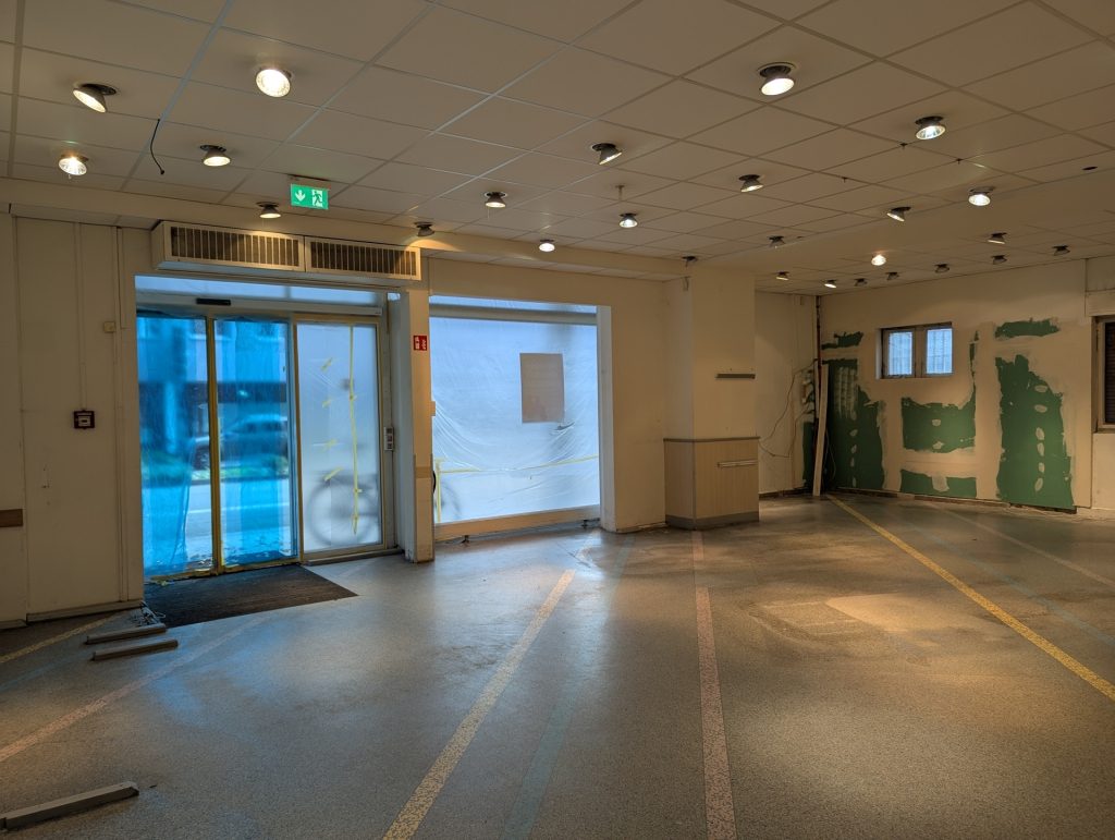 HUST Immobilien GmbH & Co. KG - Immobilienangebot - Ettlingen - Alle - Top-Spot: 95 m² mit Schaufensterfront & und Ausbaupotenzial