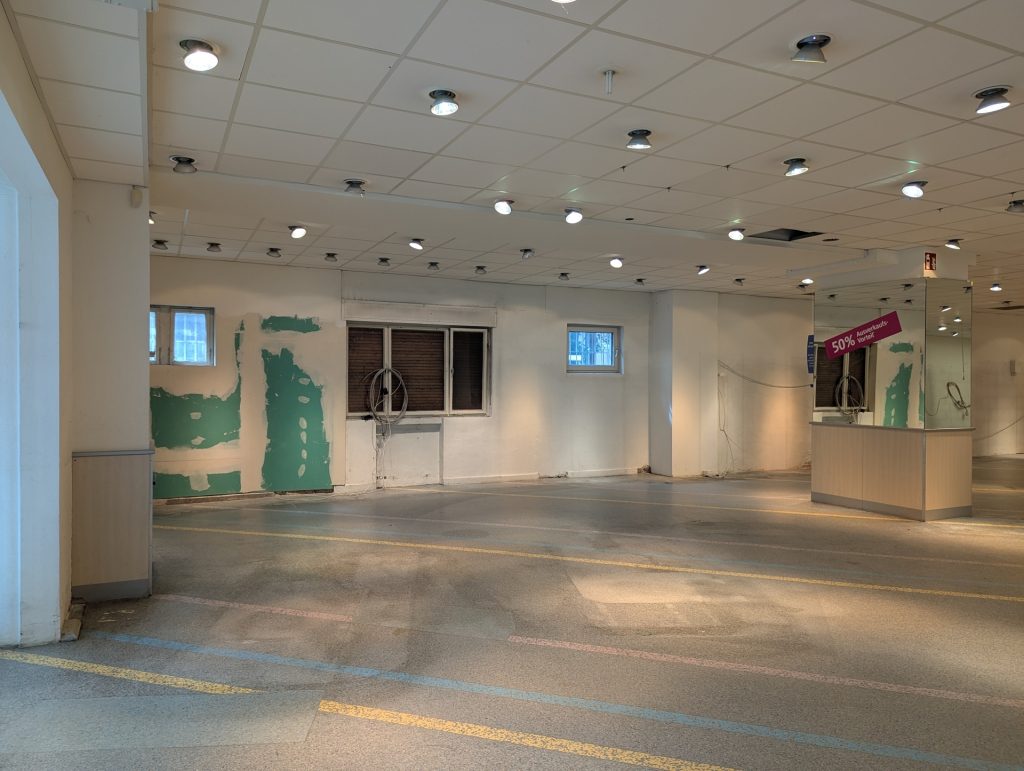 HUST Immobilien GmbH & Co. KG - Immobilienangebot - Ettlingen - Alle - Top-Spot: 95 m² mit Schaufensterfront & und Ausbaupotenzial