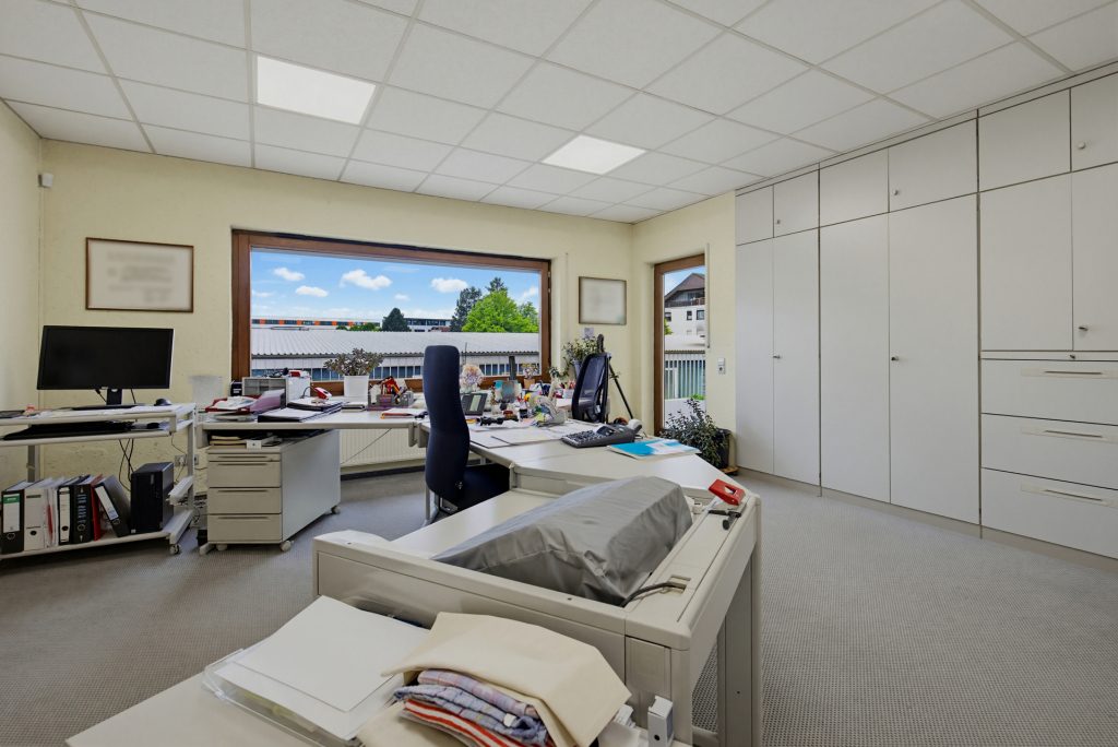 HUST Immobilien GmbH & Co. KG - Immobilienangebot - Karlsbad / Ittersbach - Alle - Zukunftssicheres Gewerbe-Investment: Hallenkomplex mit flexiblen Nutzungsperspektiven