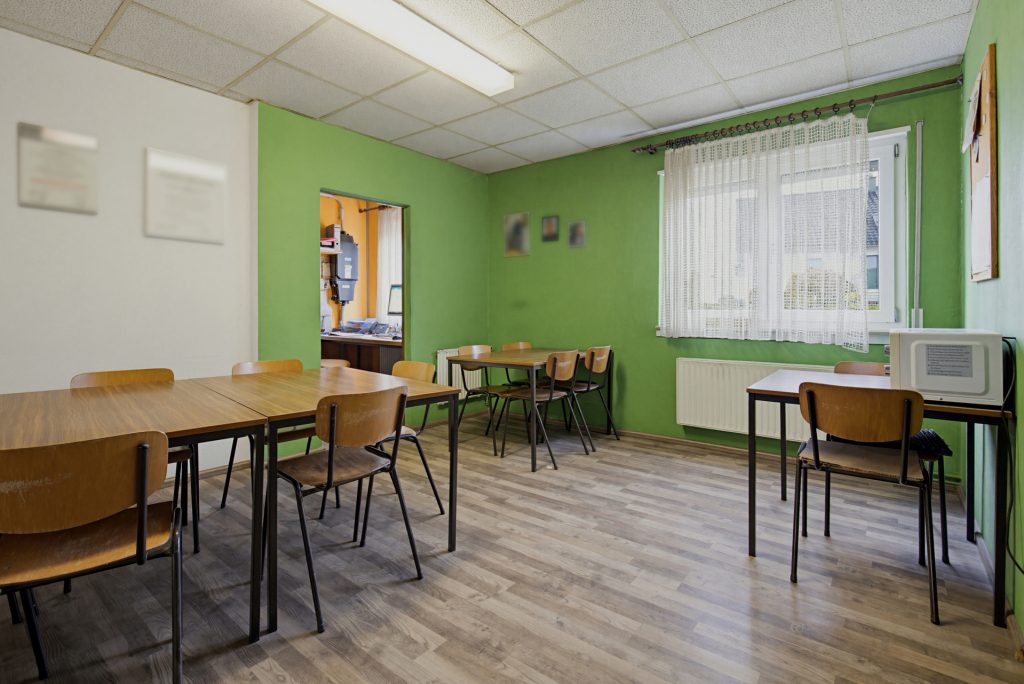 HUST Immobilien GmbH & Co. KG - Immobilienangebot - Karlsbad / Ittersbach - Alle - Zukunftssicheres Gewerbe-Investment: Hallenkomplex mit flexiblen Nutzungsperspektiven
