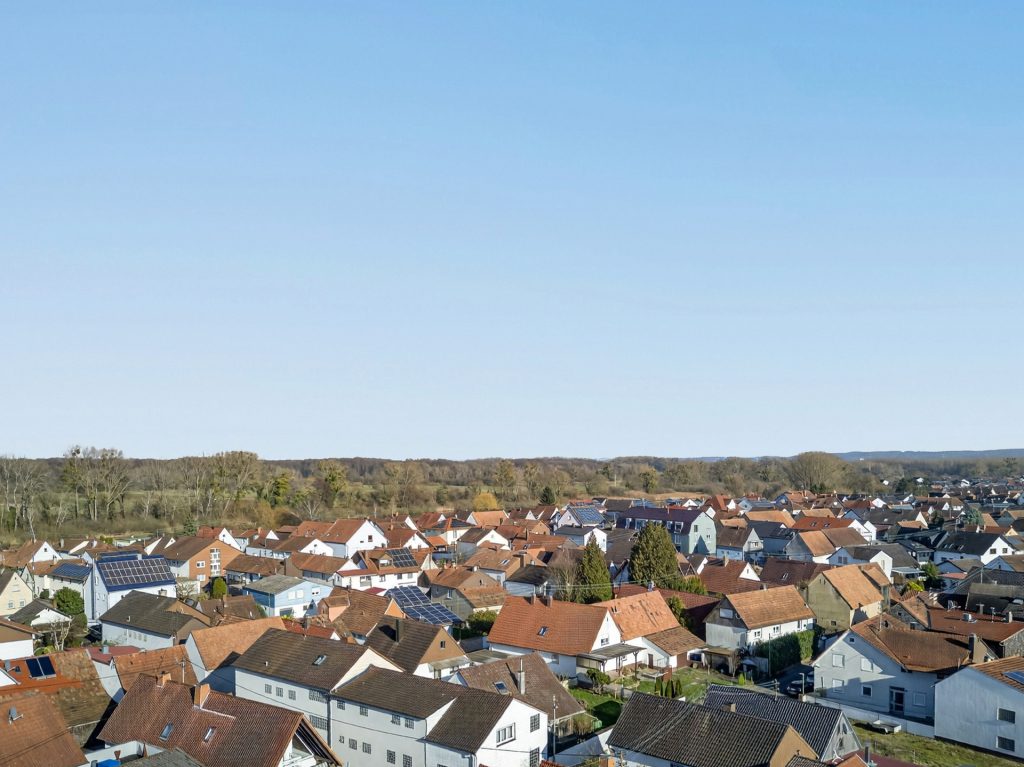 HUST Immobilien GmbH & Co. KG - Immobilienangebot - Neuburg am Rhein - Alle - Sanierungsjuwel für Familien: Viel Platz, viel Grün, viele Möglichkeiten in Neuburg am Rhein