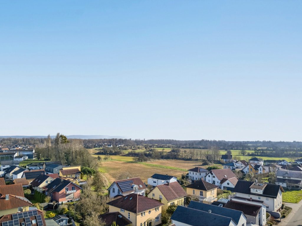HUST Immobilien GmbH & Co. KG - Immobilienangebot - Neuburg am Rhein - Alle - Sanierungsjuwel für Familien: Viel Platz, viel Grün, viele Möglichkeiten in Neuburg am Rhein