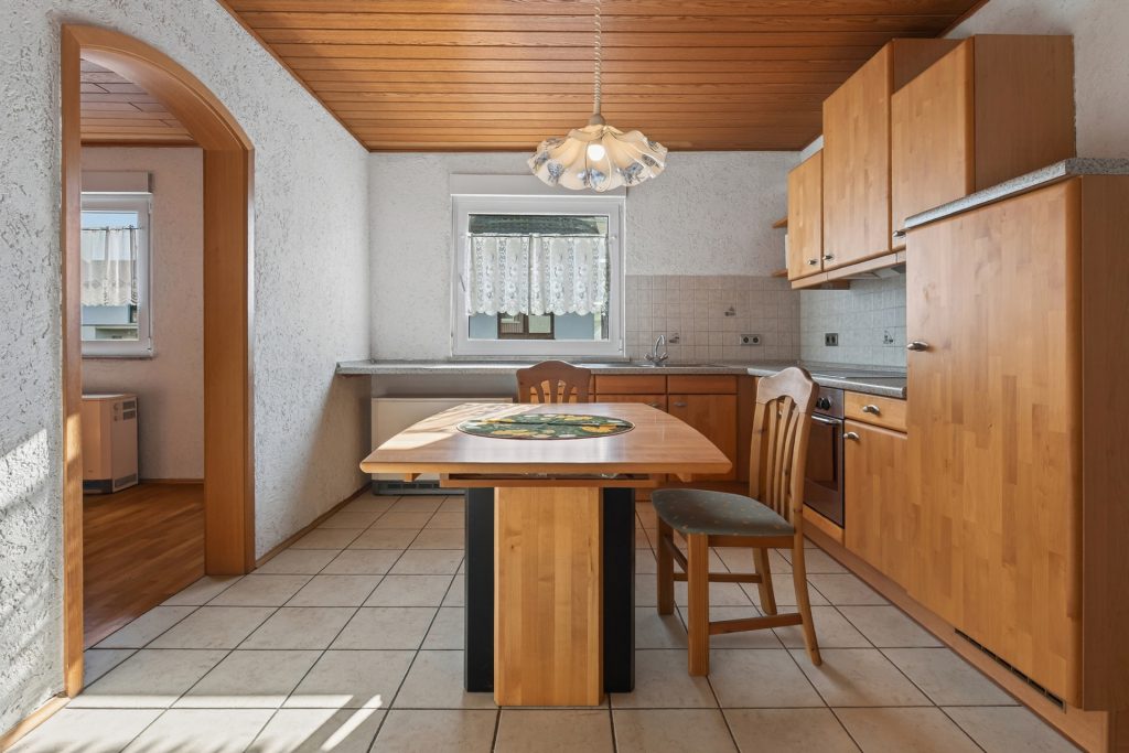 HUST Immobilien GmbH & Co. KG - Immobilienangebot - Neuburg am Rhein - Alle - Sanierungsjuwel für Familien: Viel Platz, viel Grün, viele Möglichkeiten in Neuburg am Rhein