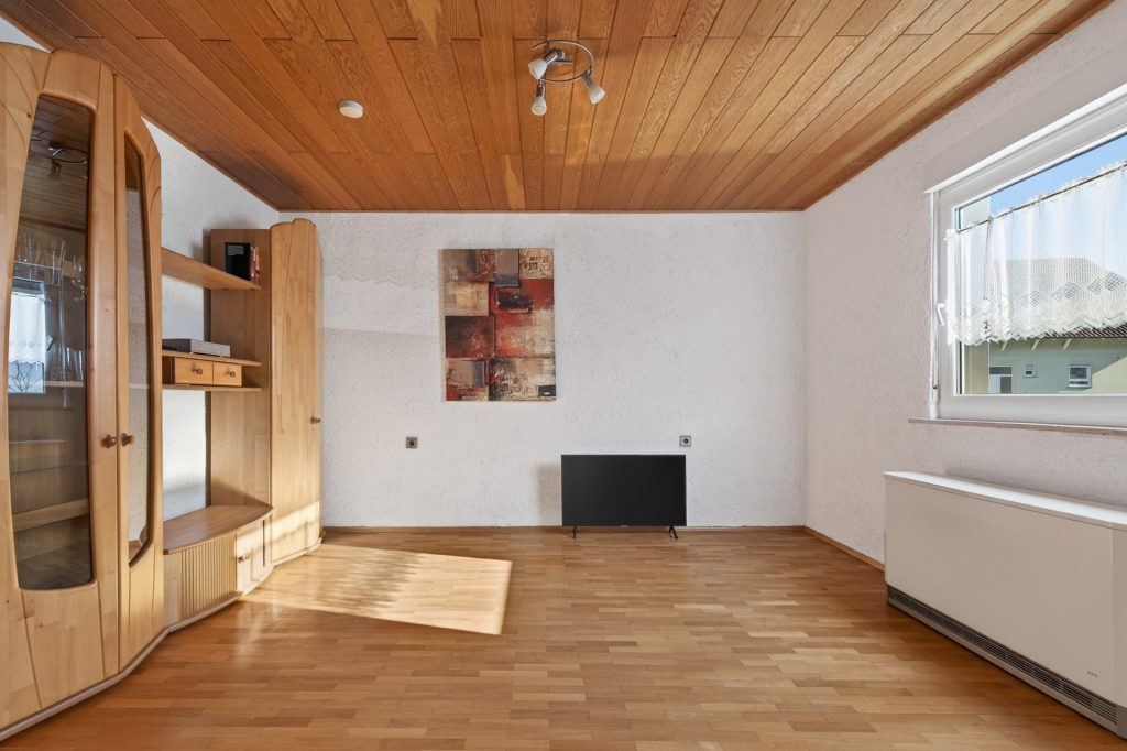 HUST Immobilien GmbH & Co. KG - Immobilienangebot - Neuburg am Rhein - Alle - Sanierungsjuwel für Familien: Viel Platz, viel Grün, viele Möglichkeiten in Neuburg am Rhein
