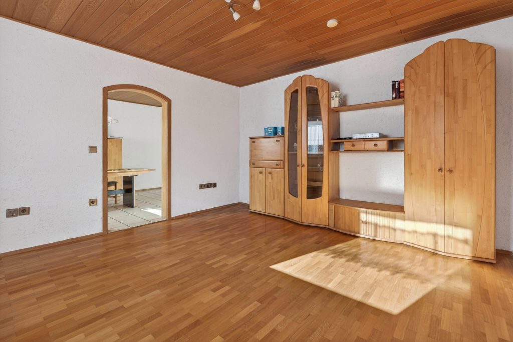 HUST Immobilien GmbH & Co. KG - Immobilienangebot - Neuburg am Rhein - Alle - Sanierungsjuwel für Familien: Viel Platz, viel Grün, viele Möglichkeiten in Neuburg am Rhein